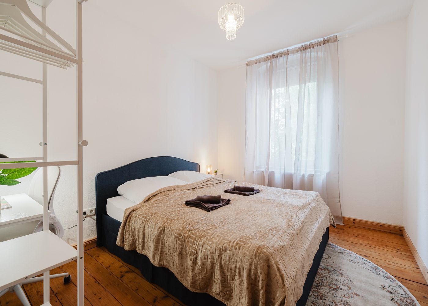 Schlafzimmer des Altbautraums in Braunschweig mit Doppelbett und Holzdielen