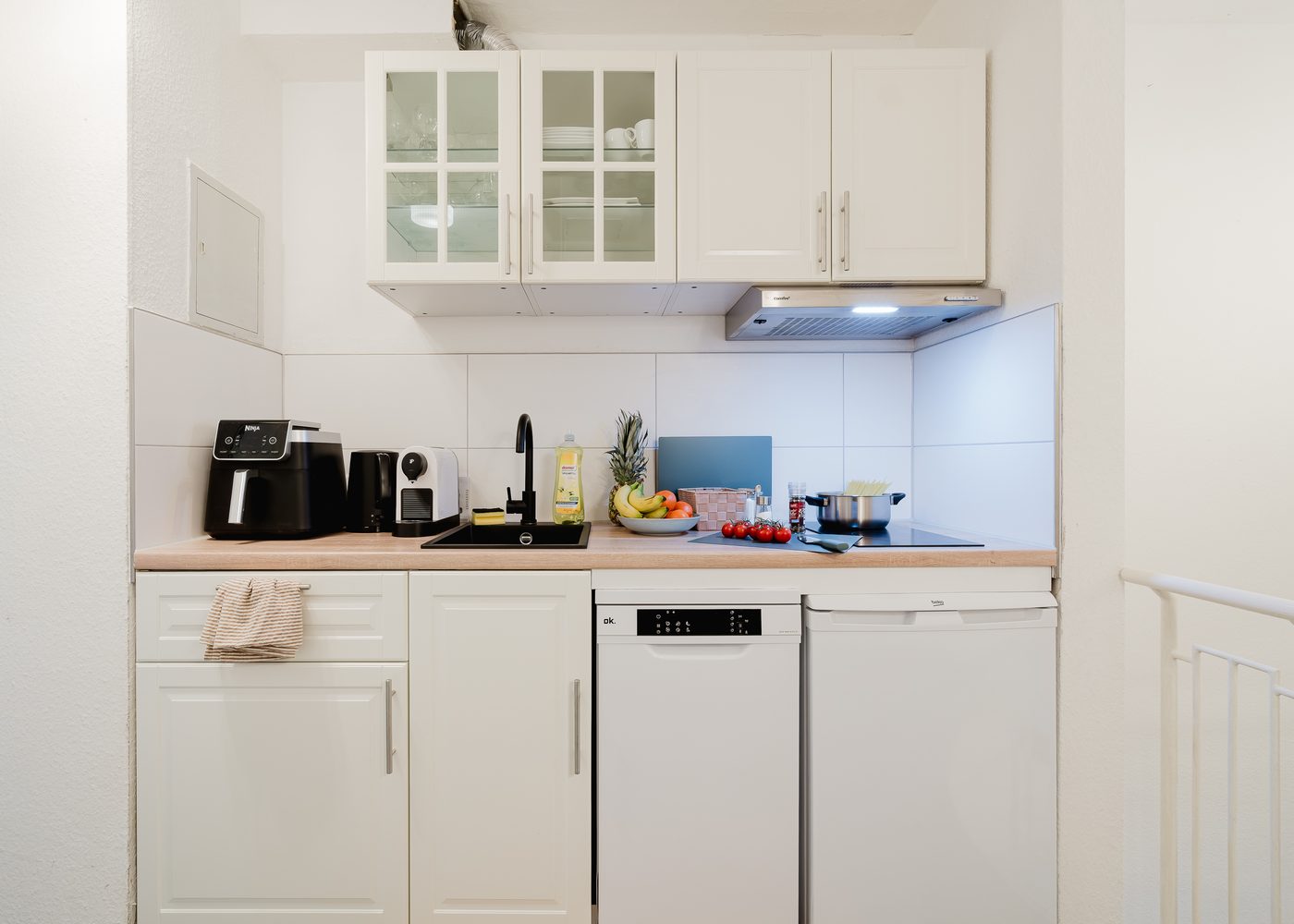 Küche der Kirchenblick-Maisonette mit Geschirrspüler, Airfryer und Kaffeemaschine