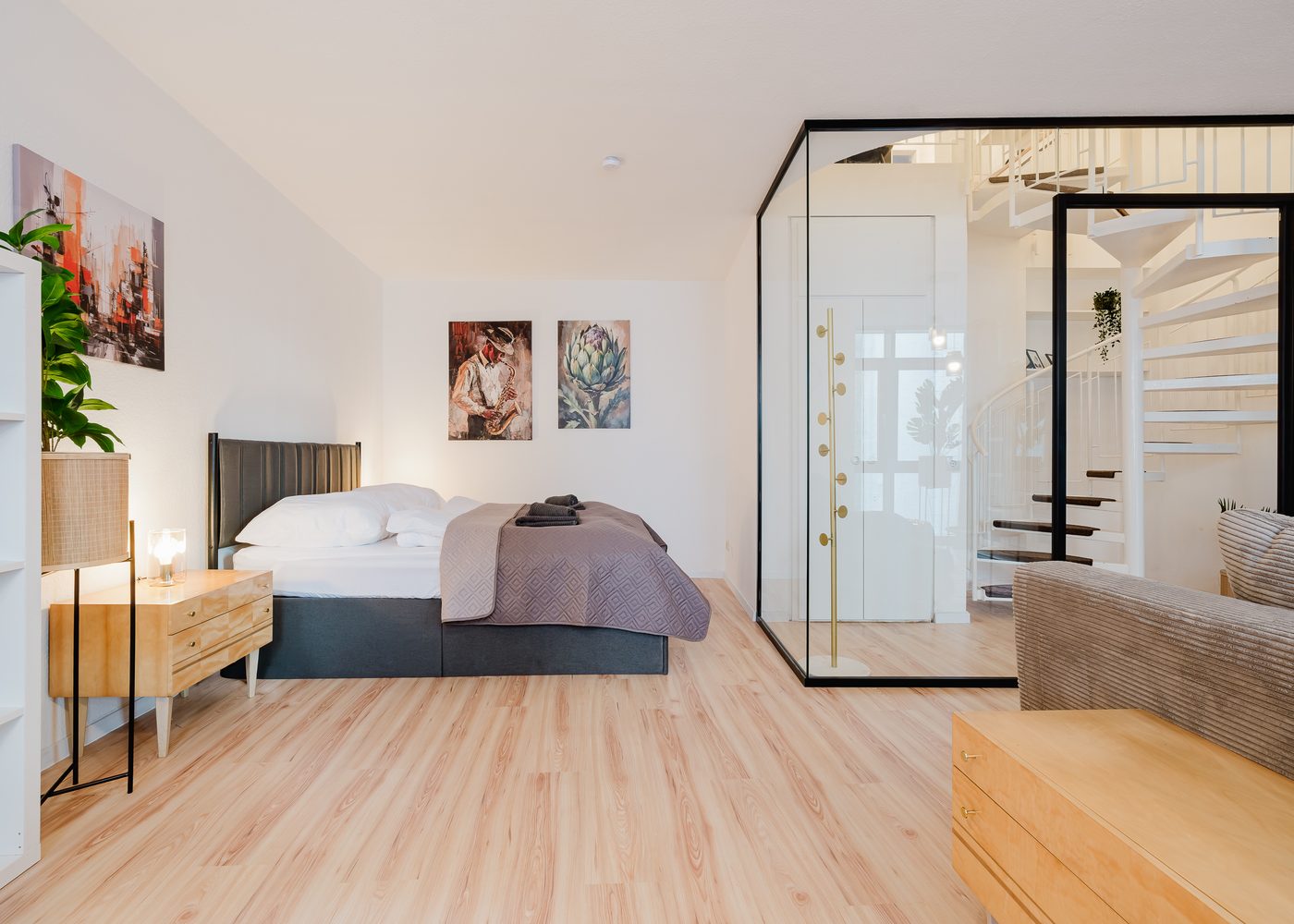 Schlafbereich der Kirchenblick-Maisonette mit Doppelbett auf der oberen Ebene