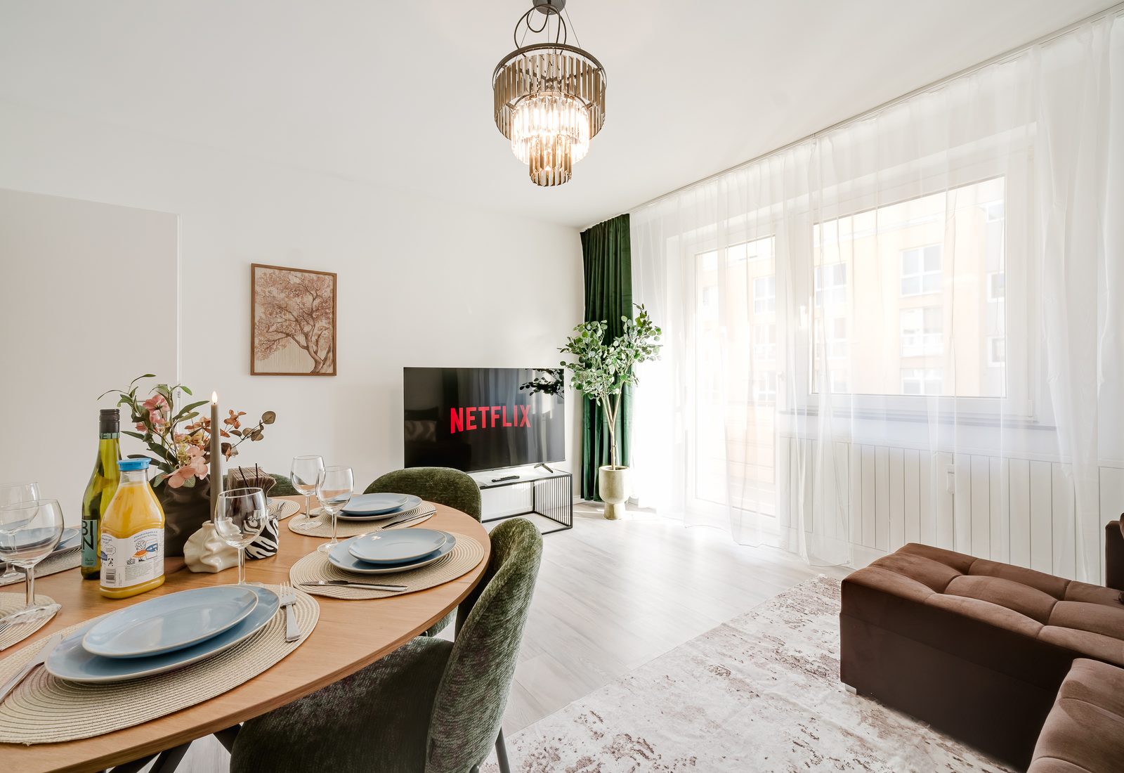 Wohn- und Essbereich des Stadtjuwels mit gedecktem Esstisch, Smart-TV und Sofa